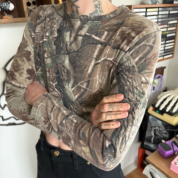 Vintage 2000s Cropped Realtree AP HD Hunting Camo Long Sleeve Tee ~ Size Medium - Picture 3 of 7